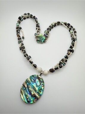 22" NWOT All Abalone shell, freshwater pearl necklace w/ ornate box clasp!